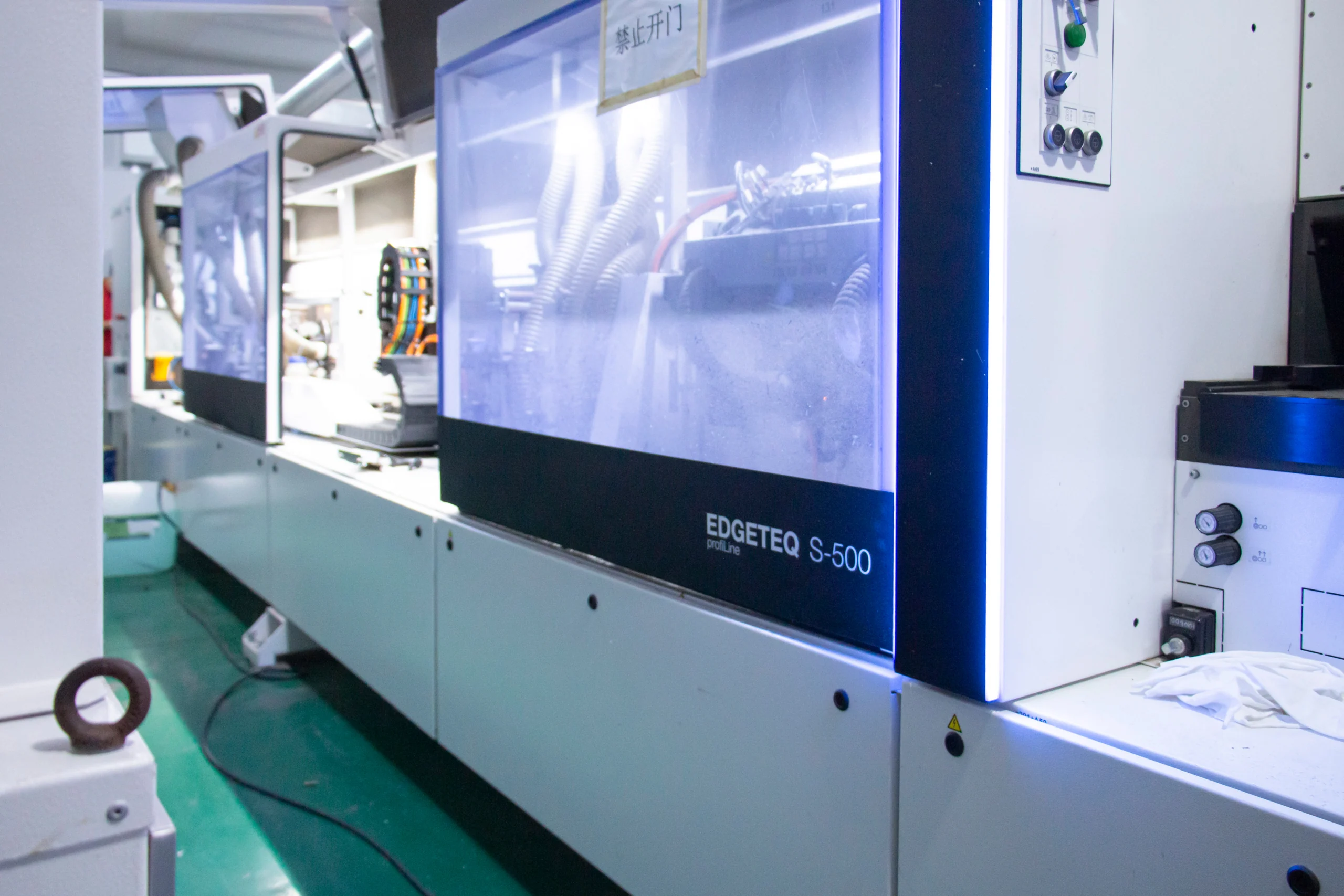 Edge finishing equipment in the CIRMANO workshop